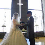 神父さんの前で結婚の誓いをたてることができます。