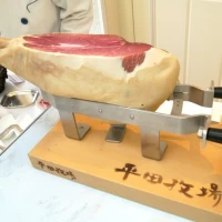 お肉をサーブしてくれます