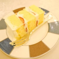 カットされたウエディングケーキ