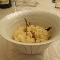 季節の炊き込みご飯と赤だし
