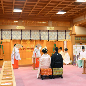 親族・参列者に見守られての挙式。|378099さんの大神神社の写真(157183)