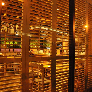 1階会場の外から中　木製のブラインド|378184さんのSAINT－LOUIS AMUSE （サン＝ルイ アミューズ）の写真(159199)