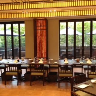 食事会場。外のテラスに出られます。