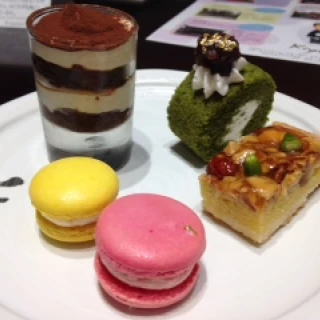試食でデザートビュッフェ。太っ腹です。