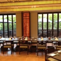 食事会場。外のテラスに出られます。