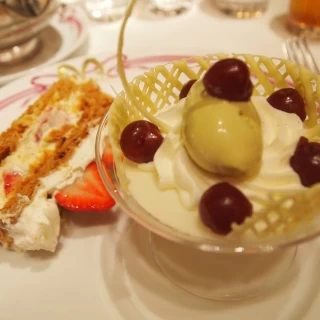 ウエディングケーキとデザート