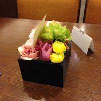 テーブルには装花がかわいらしく