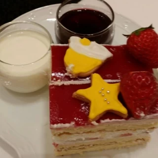 ウエディングケーキは切り分けて配られました！