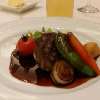 メインの料理です。盛り付けもボリュームも申し分なしです。