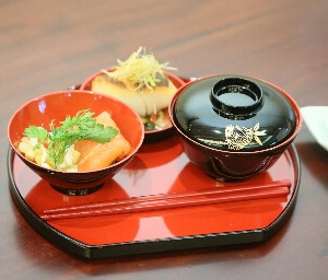 お食い初めの演出。持ってあるのはコース料理の一部。|379250さんのホテル メルパルク東京（営業終了）の写真(364862)