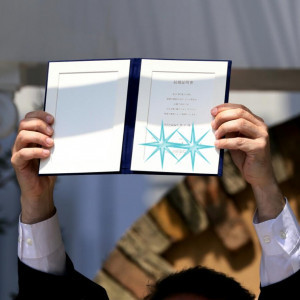 結婚証明書に署名したものを、神父さんが掲げます。|379250さんのホテル メルパルク東京（営業終了）の写真(364894)