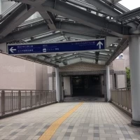 駅から2階入り口への通路です