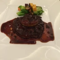 メイン料理のフォアグラとステーキ