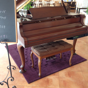 味のある木のピアノがオシャレ|379744さんのレストラン&ウェディング ハーバービレッジの写真(164699)
