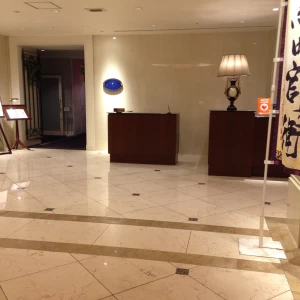 エントランス入ってすぐ左がフロント|380564さんのタカクラホテル福岡（営業終了）の写真(169227)
