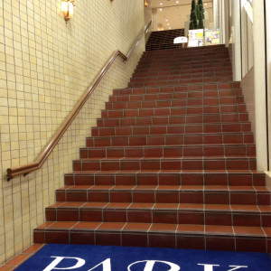 入り口から式場へ向かう階段|380852さんの弘前パークホテルの写真(173601)