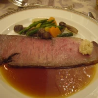 メインのローストビーフ。西洋わさびもとても美味しかった。