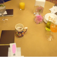 控室でのテーブル。とても印象深いビールのジョッキ。装花は簡単