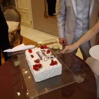 ケーキ入刀後のファーストバイト。この部分だけ生ケーキ。
