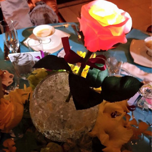 新郎新婦がゲストテーブル中央に一輪のお花を置いてくれました|381379さんのローズガーデン／ロイヤルグレース大聖堂の写真(267237)