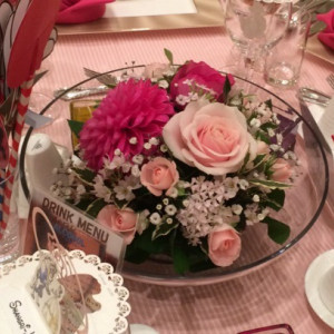 ゲストテーブルのお花♪可愛らしく会場の雰囲気にあっていた|381379さんのヴィラ・グランディス ウェディングリゾート 福井の写真(345713)
