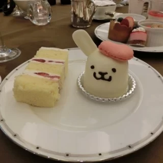 ウェディングケーキとケーキバイキングのケーキ