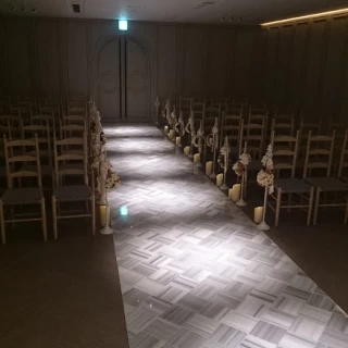 一歩づつ歩んできた道を表す挙式内のライトの演出。