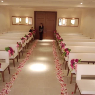 挙式会場（人が立っているところが花嫁が入ってくるところです）