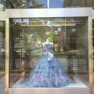表通りに面するショーケースに飾られたドレス