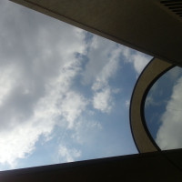 ミラージュヴィラの天井から見える青い空
