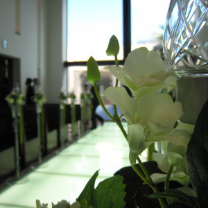 チャペルの花は白で統一|385030さんのアイランドヒルズ迎賓館佐賀の写真(189135)
