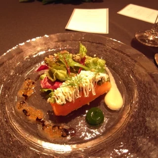 下見時の試食（しっとりと火を通したノルウェー産サーモン）