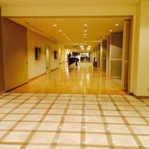 ホテルの廊下。白を基調に落ち着いた雰囲気。|387208さんのANAインターコンチネンタル石垣リゾートの写真(308910)