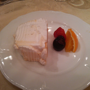 ケーキとフルーツ盛り合わせ|387603さんの三の丸ホテルの写真(204798)