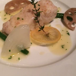 試食の魚料理、普段のメニューで気取らず最高の味を提供とのこと