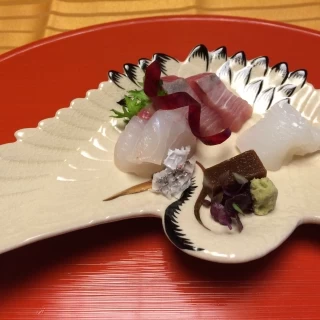 地元の老舗ならではの料理が続きます