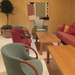 待合室やホテル内の家具が素敵です。