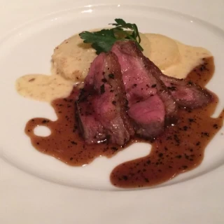試食の肉料理、本当に美味しかった、ざっくりと美しい盛りつけ