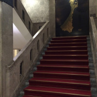 正面の階段、二階へ。もと金沢市役所、歴史を感じます。