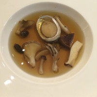 レストラン自慢の味わい深い茸のスープ