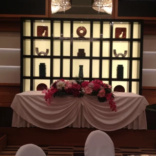 新郎新婦の席です。後ろにすきな物を飾ることができます。