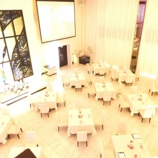 階段から見た披露宴会場