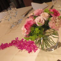 テーブルのお花　帰りには女性ゲストに花束プレゼントでした！！