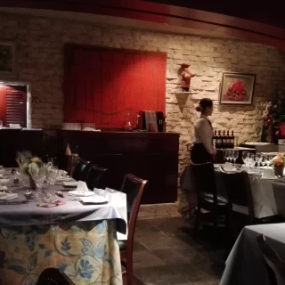 照明は暗めで落ち着いた雰囲気
