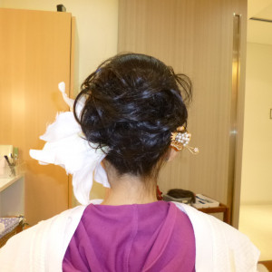 無料で髪のお花の雰囲気を見れます。ゆり（造花）とかんざし。|389604さんのKKRホテル大阪の写真(307104)