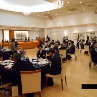 披露宴会場です。奥にあるのがバーカウンターです。