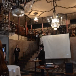 階段からの登場