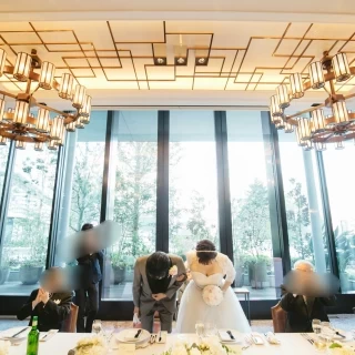 披露宴開始の新郎新婦のあいさつのお辞儀