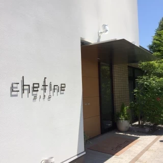 正面玄関です。入ると左手が受付です。