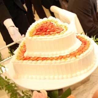 可愛いハート型のウエディングケーキ